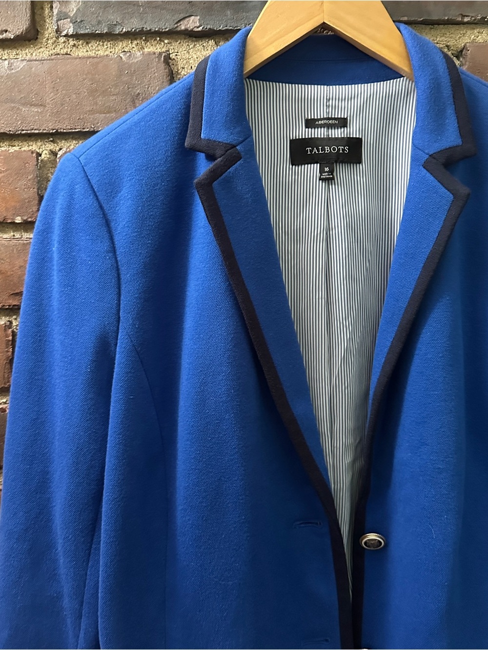TALBOTS 
PIQUE ABERDEEN BLAZER size 16 / xl
24” long /  42 chest